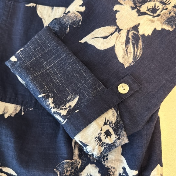 Chicos size 1 navy floral blouse with roll up sleeves, 100% cotton - Picture 10 of 10
